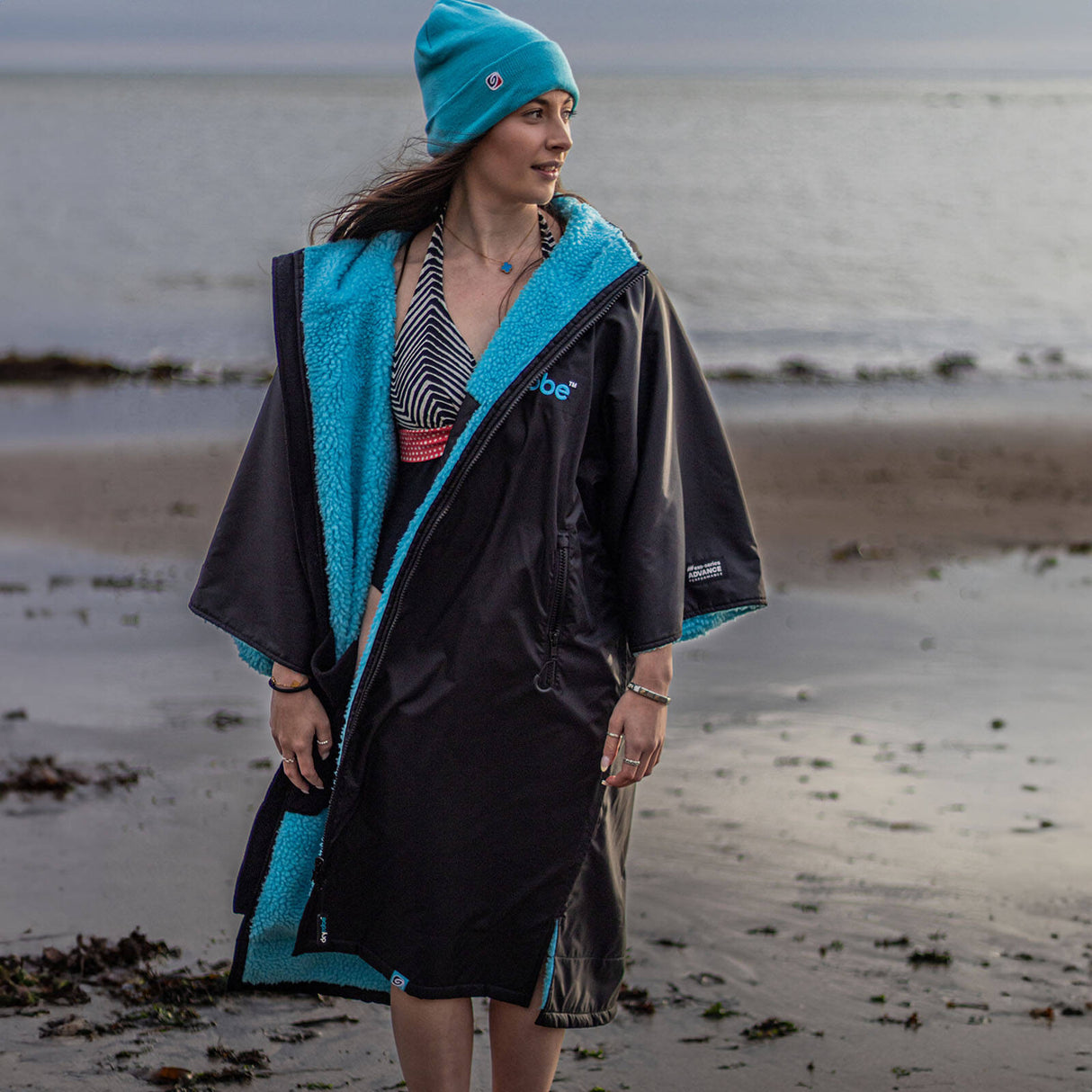 Dryrobe Advance Short Sleeve V3 Changing Robe - Black/Blue