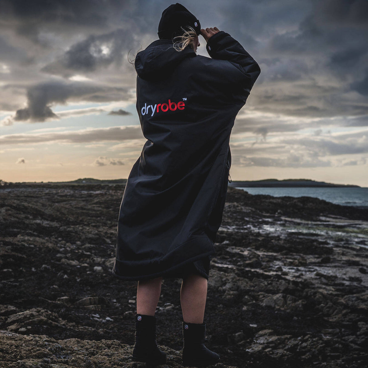 Dryrobe Advance Long Sleeve V3 Changing Robe - Black/Red