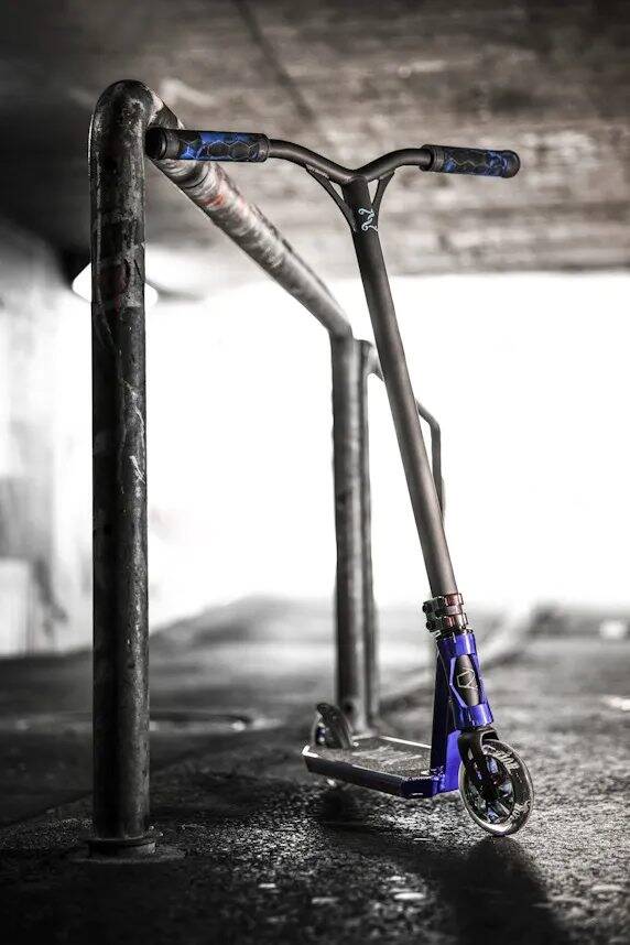 Fuzion Z300 Stunt Scooter - Blue/Neochrome