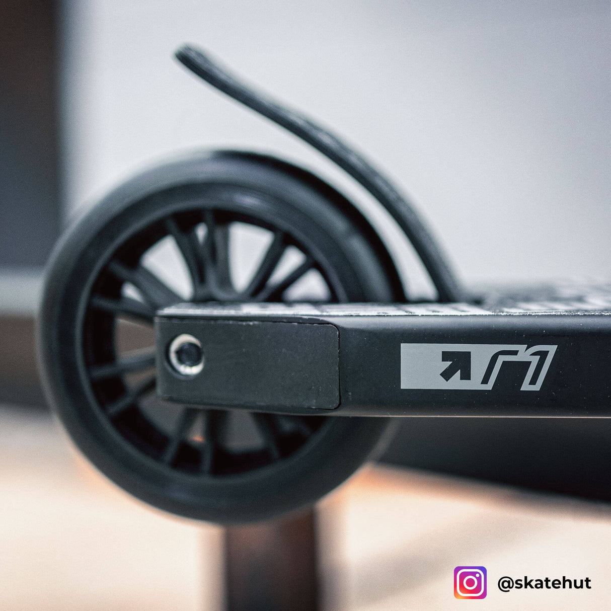 Rampage R1 Stunt Scooter - Black/Neochrome