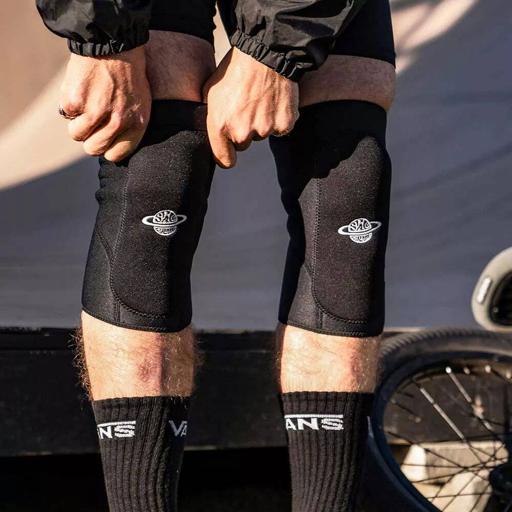 Space Brace Dennis Enarson Signature Knee Pads - Black